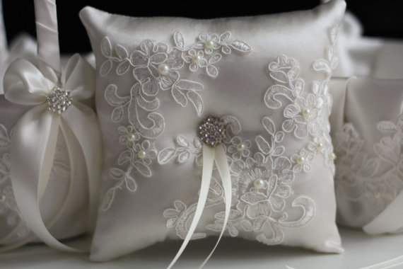 زفاف - Ivory Lace Ring bearer Pillow  Wedding Ring Pillow   Flower Girl Basket with Lace Applique  Brooch Ring Bearer   Wedding Basket with Lace