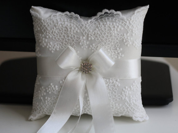 زفاف - Off-White Ring bearer Pillow   Flower Girl Basket  Lace Wedding Pillow and off white wedding basket Set
