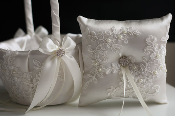 زفاف - Ivory Wedding Pillow Basket Set with Lace Applique  Ivory Lace Ring Bearer Pillow and Flower Girl Basket Set  Lace Brooch Ring Holder