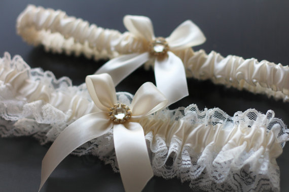 Свадьба - Ivory Wedding Garters  Ivory Lace Bridal Garter Set  Cream Toss Garter  Ivory Keepsake Garter  Lace Bridal Garters  Beige Prom Garter