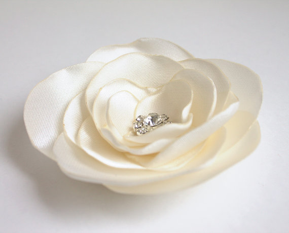 Hochzeit - Ivory Flower Bridal Hair Accessory - Ivory Flower Hair Clip - Wedding Flower Hair Piece - Ivory Flower