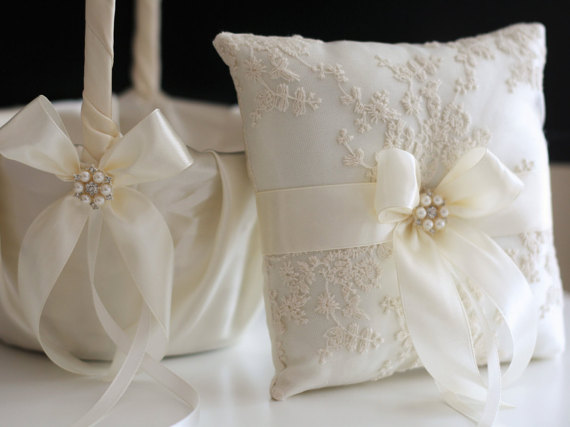 زفاف - Ivory Ring Pillow and Flower Girl Basket Set 
