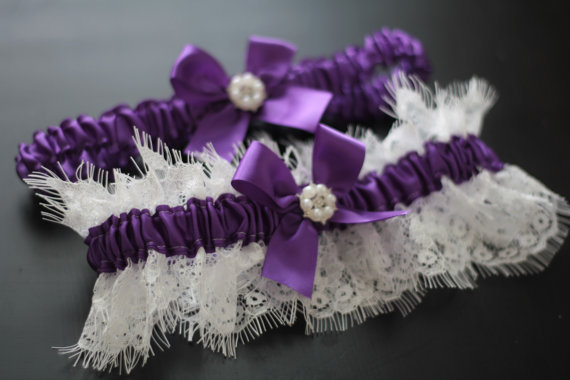Свадьба - Purple Bridal Garter Set  Off white Lace Wedding Garter Set  Purple Toss Garter & Keepsake Garter, Lace Bridal Garters, Purple Prom Garter