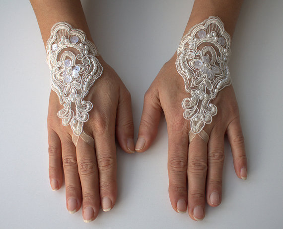 زفاف - ivory wedding gloves, Lace Gloves, Bridal Gloves, ivory lace gloves, fingerless gloves, bridal cuff,