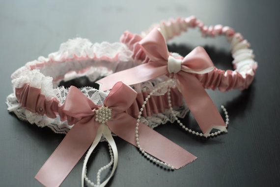Свадьба - Blush Pink Bridal Garter Set  Ivory Lace Wedding Garter Set  Dusty Rose Toss Garter and Keepsake Garter  Lace Bridal Garters, Prom Garter