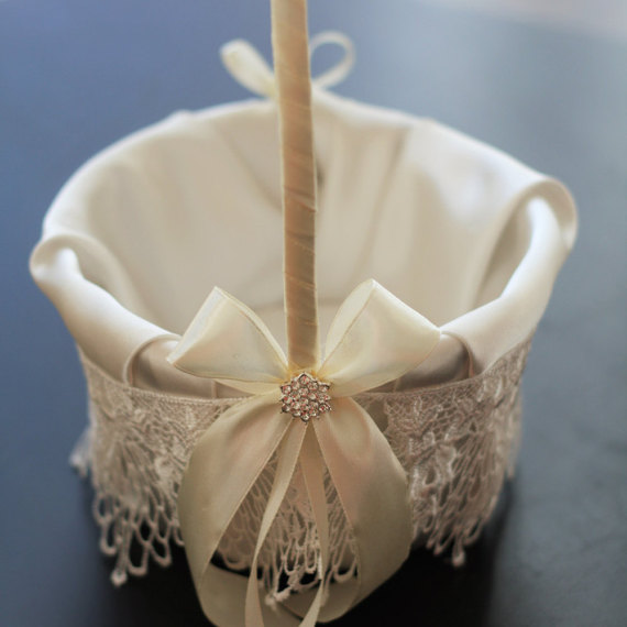 Mariage - Ivory Flower Basket  Ivory Lace Wedding Flowed Girl Basket, Wedding Ceremony Basket  Flower Petals Basket  Lace Cream Ivory Brooch Basket