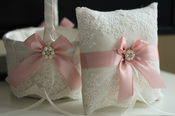 زفاف - Blush Pink Wedding Basket and Pillow Set  Pink Wedding Ring Pillow with Lace and Flower Girl Basket  Ivory Lace Ring Bearer   Ivory Basket