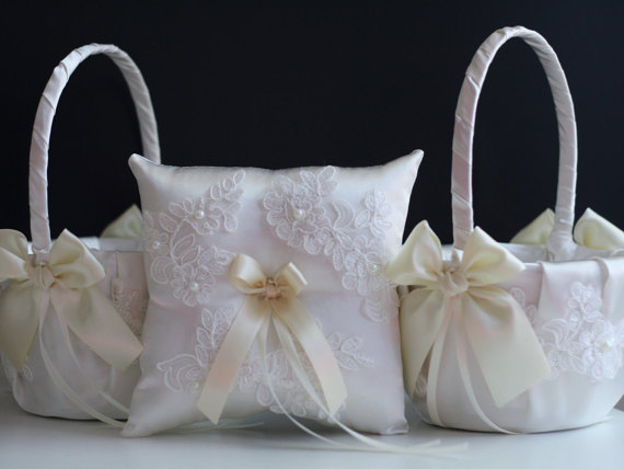 زفاف - Ivory Lace Ring Bearer Pillow   Flower Girl Basket Set  Wedding Basket with Wedding Ring Pillow   Lace applique with pearls