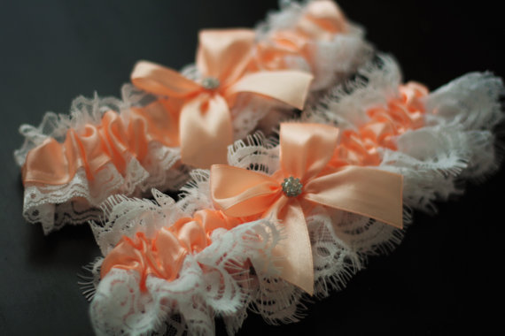 Mariage - Peach Bridal Garter Set  Ivory Lace Wedding Garter Set  Ivory Toss and Keepsake Garter  Lace Bridal Garters  Peach Prom Garter