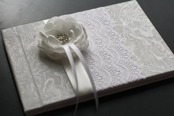 Свадьба - White Lace Wedding Guest Book with Handmade Satin Flower and Brooch  Signin Journal  Wedding Albums for Wishes  Wishes book  Blank Paper