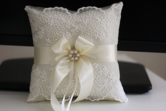 زفاف - Ivory Lace Wedding Ring Pillow  Cream Lace ring Bearer  Lace ring Holder  Ivory Floral Lace Bearer Pillow   Brooch for Wedding Ceremony
