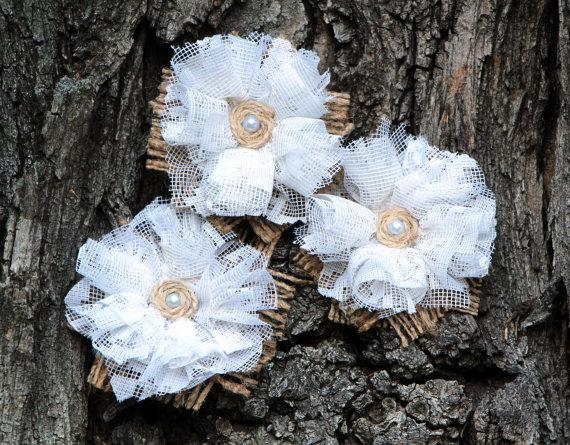 Свадьба - White Shabby Chic Burlap Flowers Set of 3 handmade fabric rosettes with white lace Cake topper Burlap roses Wedding Flowers Bridal Decor