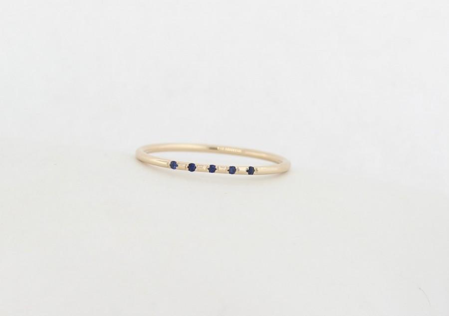 Mariage - 14K Gold Sapphire Wedding Band Set With 5 Blue Sapphires Spread Out, Blue Sapphire Wedding Band, Blue Sapphire Band, Sapphire Stackable Ring