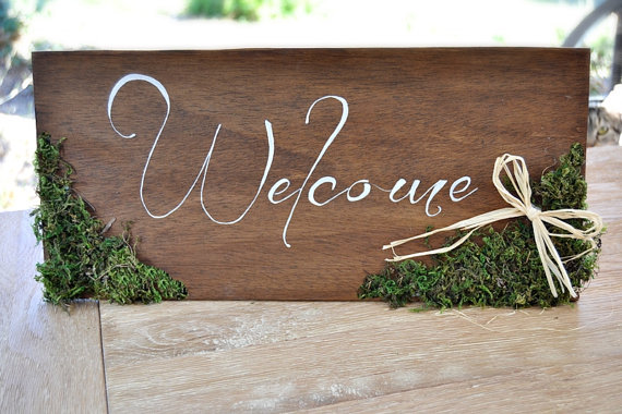 Hochzeit - Welcome Wedding Sign Moss Raffia,Wooden Rustic Wedding Sign,Outdoor Wedding Sign,Woodland Wedding,Rustic Home Decor,Hand lettered wood sign