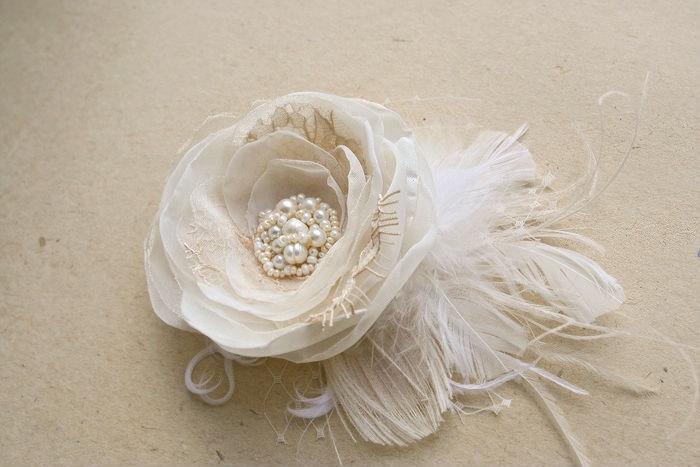 Свадьба - Wedding Headpiece, Bridal Hair Flower, Vintage Wedding Flower Hairpiece, Rustic Hair Flower, Champagne, Ivory, Beige, Lace, Pearls, Feathers