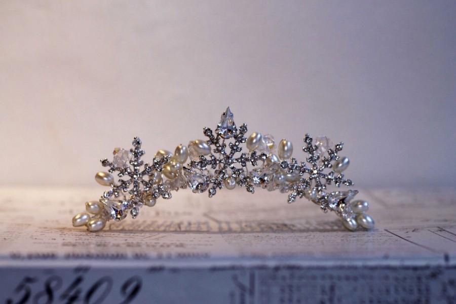 زفاف - Winter snowflake Tiara crown  -Wedding hair comb -  Bridal hair accessories - party headpiece.
