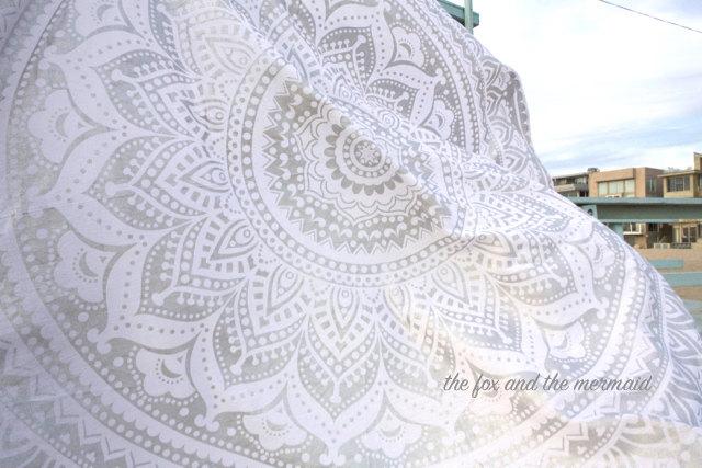 زفاف - Gorgeous silver round indian tapestry boho blanket with pom poms or fringe, round beach throw, round wall tapestry, boho decor tapestry
