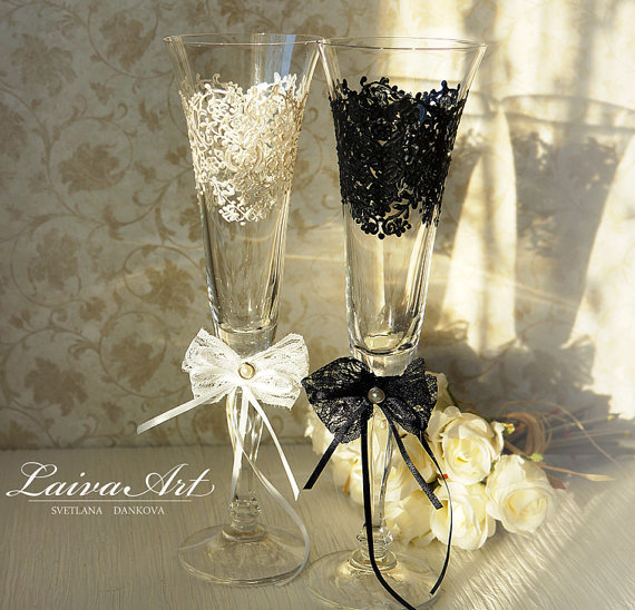Свадьба - Wedding Champagne Flutes Black & White Wedding Champagne Glasses Wedding Toasting Flutes Bride and Groom