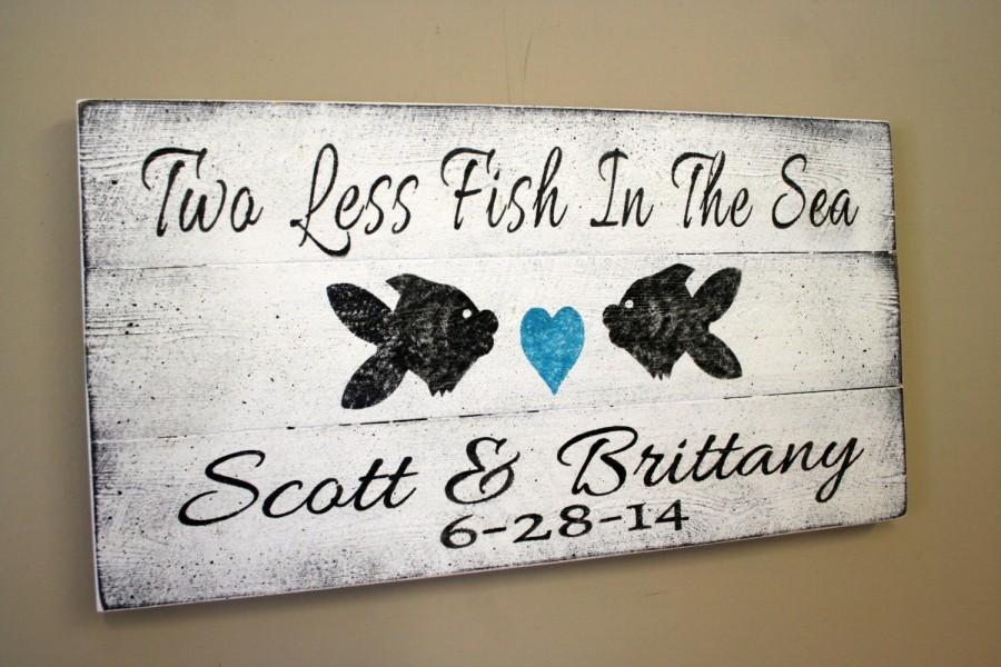 Mariage - Beach Wedding Sign Pallet Sign Two Less Fish In The Sea Beach Theme Wedding Personalized Wedding Sign Bridal Shower Gift Destination Wedding