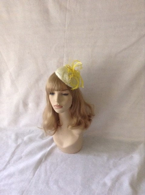 Mariage - Yellow Feather Fascinator Hat, Yellow mini Cocktail hat, Yellow Button Hat, Tea Party Hat, Pastel Yellow, Yellow Bridal Headpiece,