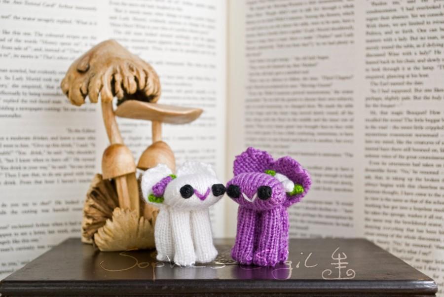 زفاف - Wedding Cake Topper Bunnies – White and Mauve/Purple - Little Hand-Knitted Bunnies – Collectible Amigurumi Keepsake, Gift