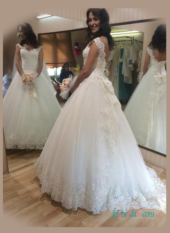 Hochzeit - Beautiful low back princess tulle ball gown wedding dress