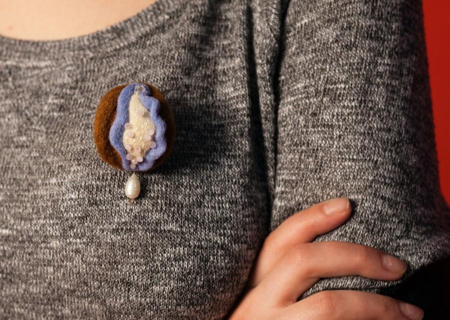 Mariage - Vagina brooch, vulva brooch,christmas gift,vagina magnet,yoni, needle felted vagina, vagina pin, vulva pin, feminist gift, brooch with pearl