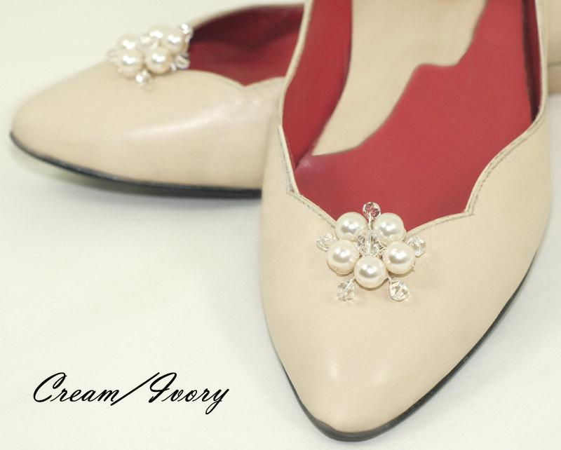 Свадьба - Handmade Bridal Shoe Clips, Pearl And Crystal Wedding Shoe Clips, Flower Bride Bridesmaid
