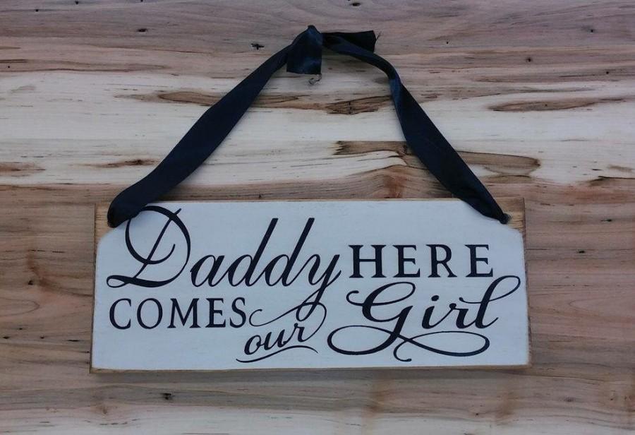 Mariage - Daddy Here Comes Our Girl Wedding Sign, Here Comes the Bride Sign, Here Comes Your Bride Sign, Personalized Wedding Signs