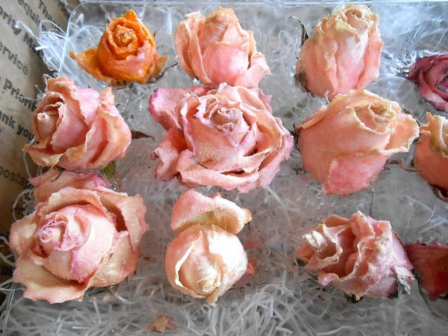 Mariage - 12 OLD FASHIONED Candied ROSES, Pastels, Edible Flowers, Cake Toppers,Real Roses, Organically Grown, Eco Friendly