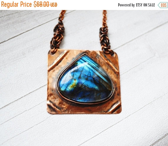 Hochzeit - CHRISTMAS SALE Stone labradorite in the copper metal plate, necklace of the metal sheet, necklace with the stone, pendant labradorite, blue