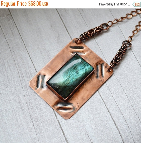 Hochzeit - CHRISTMAS SALE Stone labradorite in the copper metal plate, necklace of the metal sheet, necklace with the stone, pendant labradorite, green