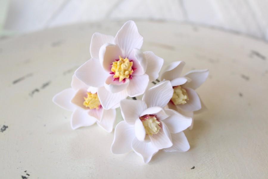 Mariage - Hair bobby pin polymer clay flowers White magnolia Set of 3.