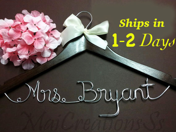 Mariage - SALE SALE SALE Personalized Bridal Wedding Hanger. Bridal Hanger. Bridal Party. Custom Hanger. Comes With Bow.