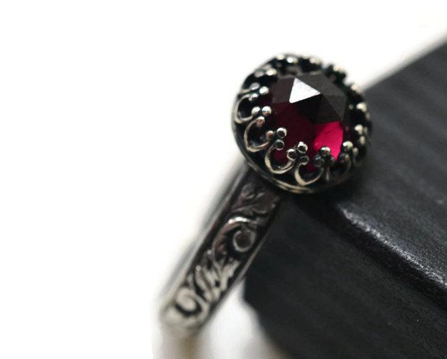 زفاف - Almandine Garnet Engagement Ring, Oxidized Silver Jewelry, Natural Gemstone & Leafy Patterned Band