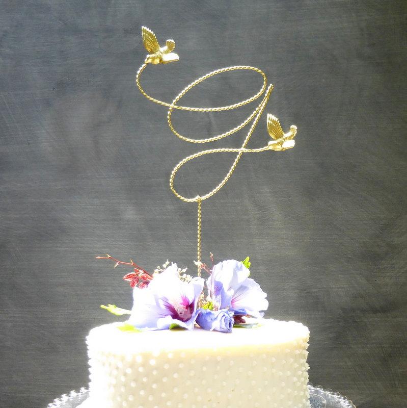 زفاف - Gold Wedding Topper, Wire Cake Topper, Custom Initial Wire Wedding Cake Topper with Love Birds, Gold Cake Topper