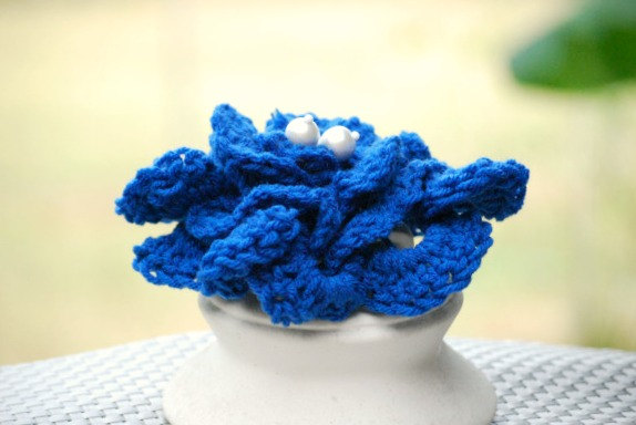 زفاف - Royal Blue / Ivory / White Comb / Clip / Brooch Pin. Yarn Flower. Gift under 100. Handmade Extra Large Oversized Fleur Flor, Crochet Novelty