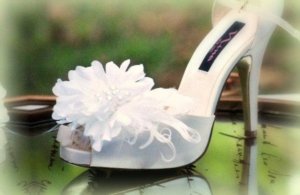 Wedding - Shoe Clips White / Ivory Flower Feathers & Pearls. French Shabby Chic Bride Bridal Pin, Sophisticated Elegant Glamourous Marriage Photo Prop