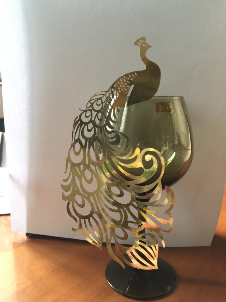 Mariage - 50pcs FreeShipping Metallic Paper Gold Peacock Laser Cut Paper Place Card/Escort Card/Cup Card/Wine Glass Card For Wedding Decoration Favors