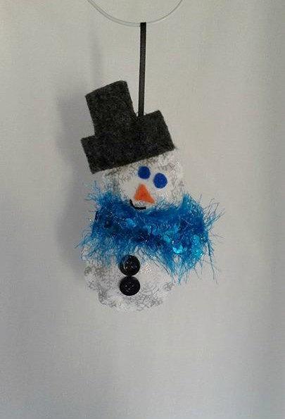زفاف - Snowman Ornament ... This is a cute handmade ornament... he is white with silver snowflakes and a sparkle blue scarf.