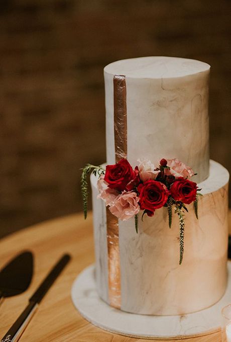Mariage - Two-Tiered Gold Wedding Cake With Roses
