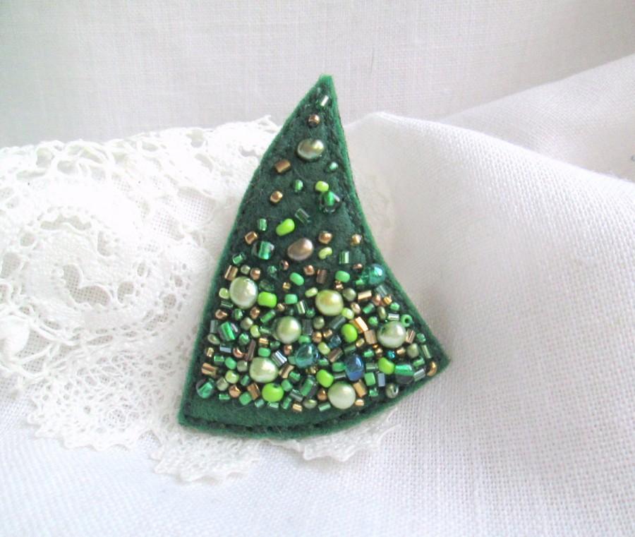 Mariage - Christmas Tree Brooch.Embroidered Beaded Brooch.Felt brooch.Textile Art Jewelry.Creative Jewelry.Christmas Gift for Her.Christmas Brooch.