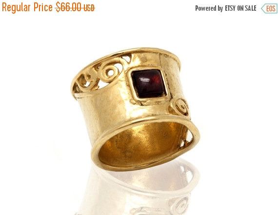 زفاف - 30% SALE 24k Gold plated over silver wide band Ring combined with a Garnet gemstone - Antique Style wedding band Ring