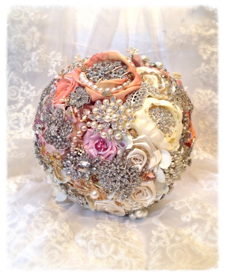 Mariage - Bridal Brooch Bouquet. Deposit on made to order White, Light Peach, Antique Ivory, Light Pink Wedding Heirloom Bling Diamond Broach Bouquet
