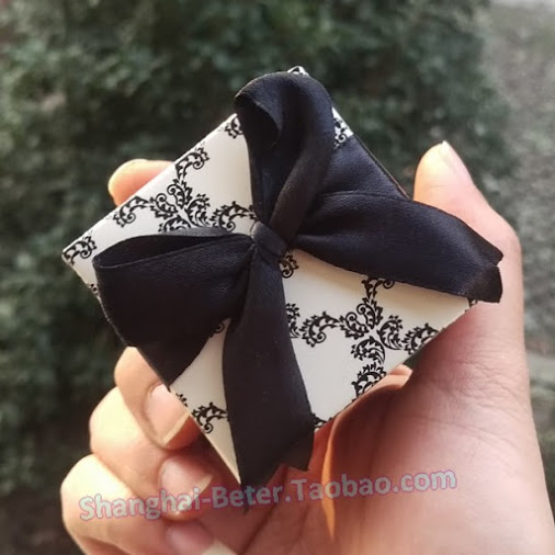 زفاف - Beter Gifts® Black and White Damask Cube Candy Favor Box BETER-TH000