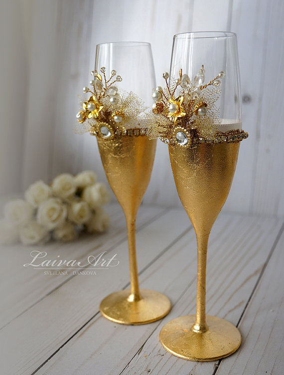 Hochzeit - Gold Wedding Champagne Flutes Wedding Champagne Glasses Toasting Flutes Gold and White Wedding