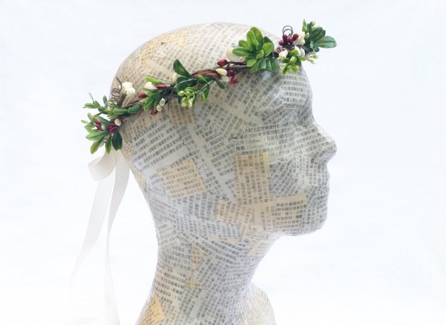 زفاف - Boxwood and Berry Flower Crown - Winter Wedding, Greenery, Flower Crown, Holly Berry, Flower Girl, Headpiece, Crown, Red and Green, Tiara