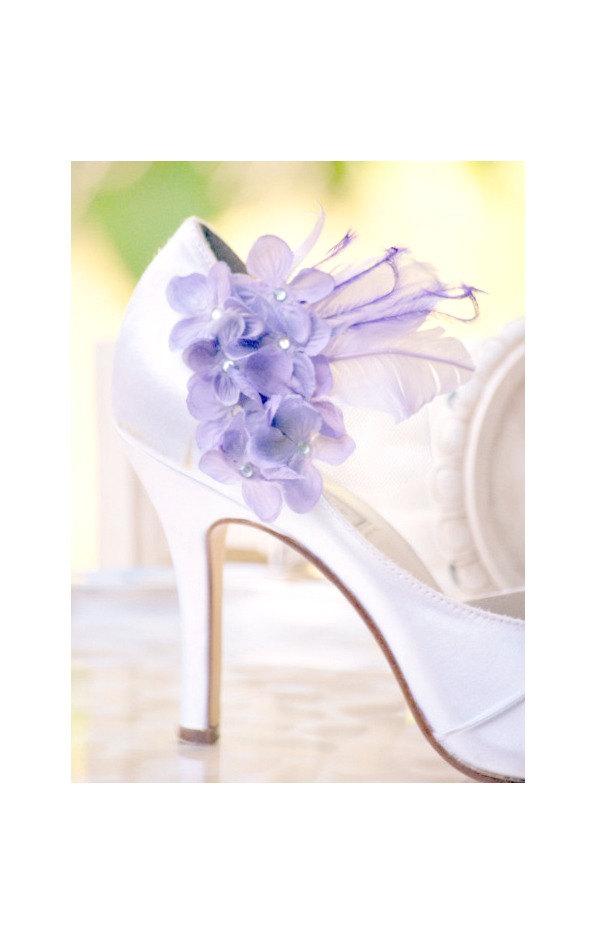 Свадьба - Shoe Clips Lavender Hydrangeas & Feathers. Stylish Elegant Garden Tea Party, also blue ivory apple green pink teal, Pearl / Rhinestone gem