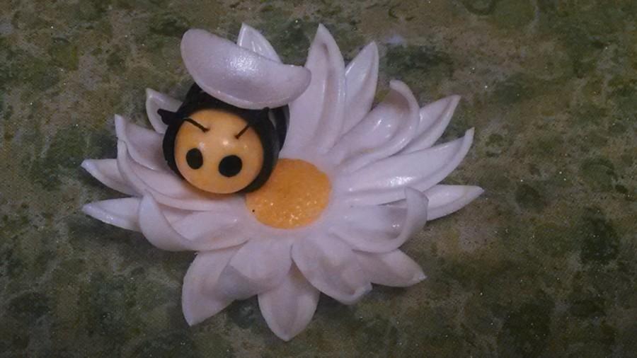 Свадьба - 24 Edible DAISIES and 12 Bumble Bees / gum paste/fondant / sugar flowers /  cake or cupcake decorations / cake or cupcake topper