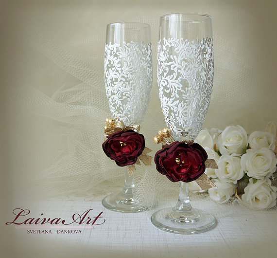 Hochzeit - Wedding Champagne Flutes Toasting Glasses Burgundy Toasting Flutes Wedding Champagne Flutes Bride and Groom Wedding Glasses